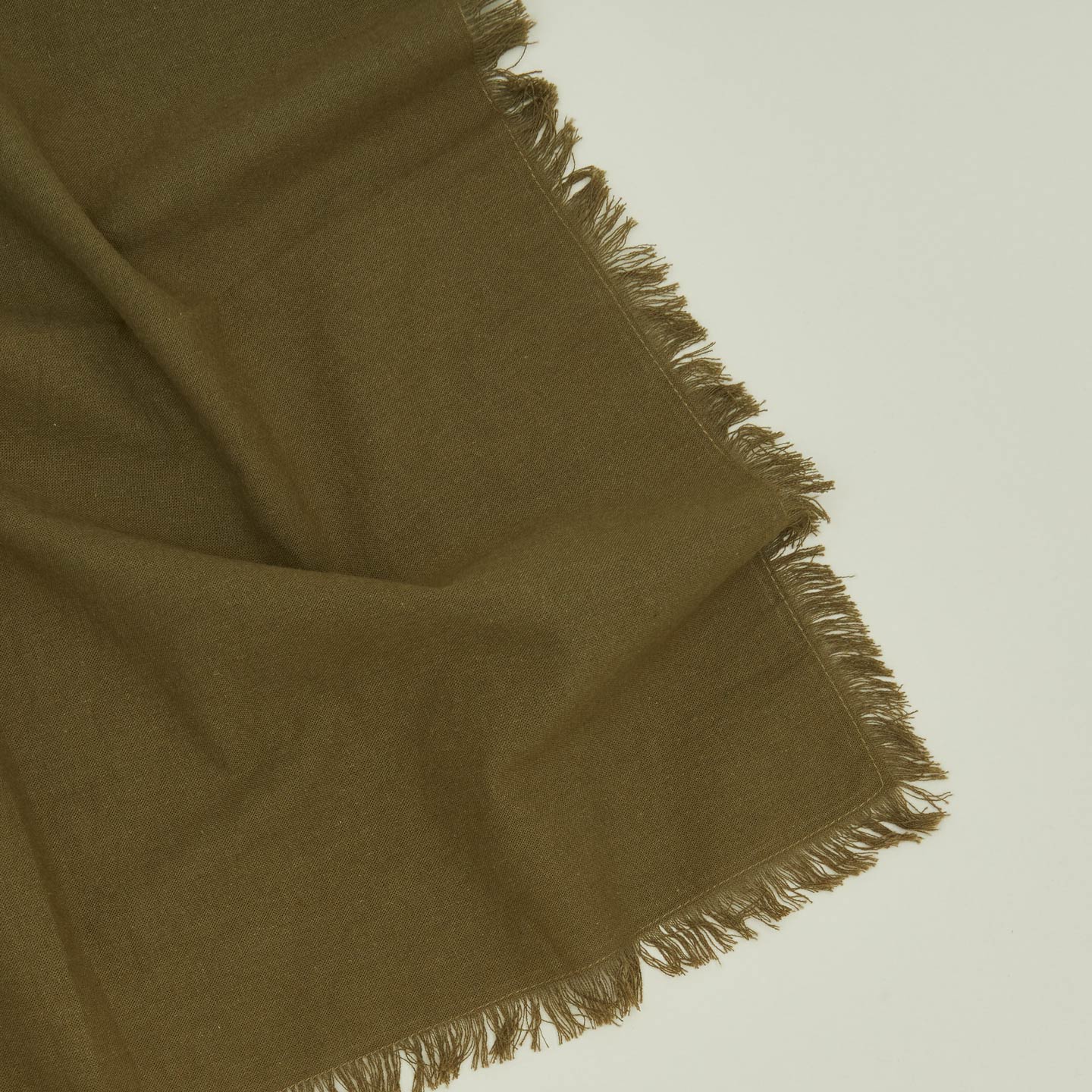 Essential dinner napkin in olive