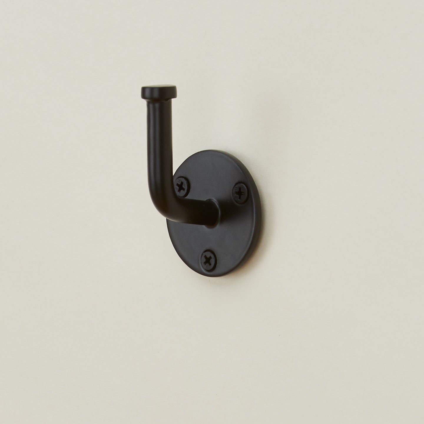 Essential hook in black