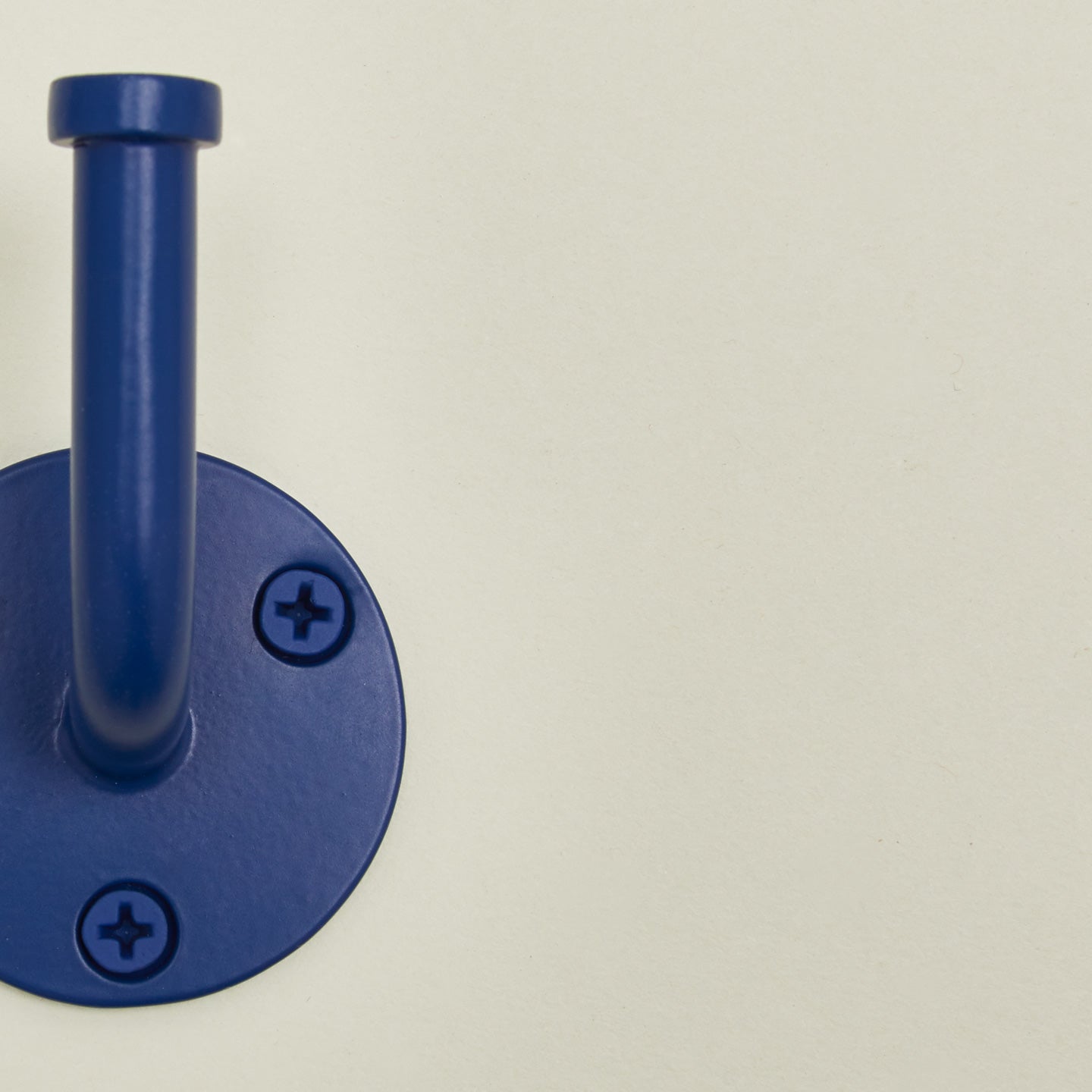 Detailed view of Essential hook in klein blue