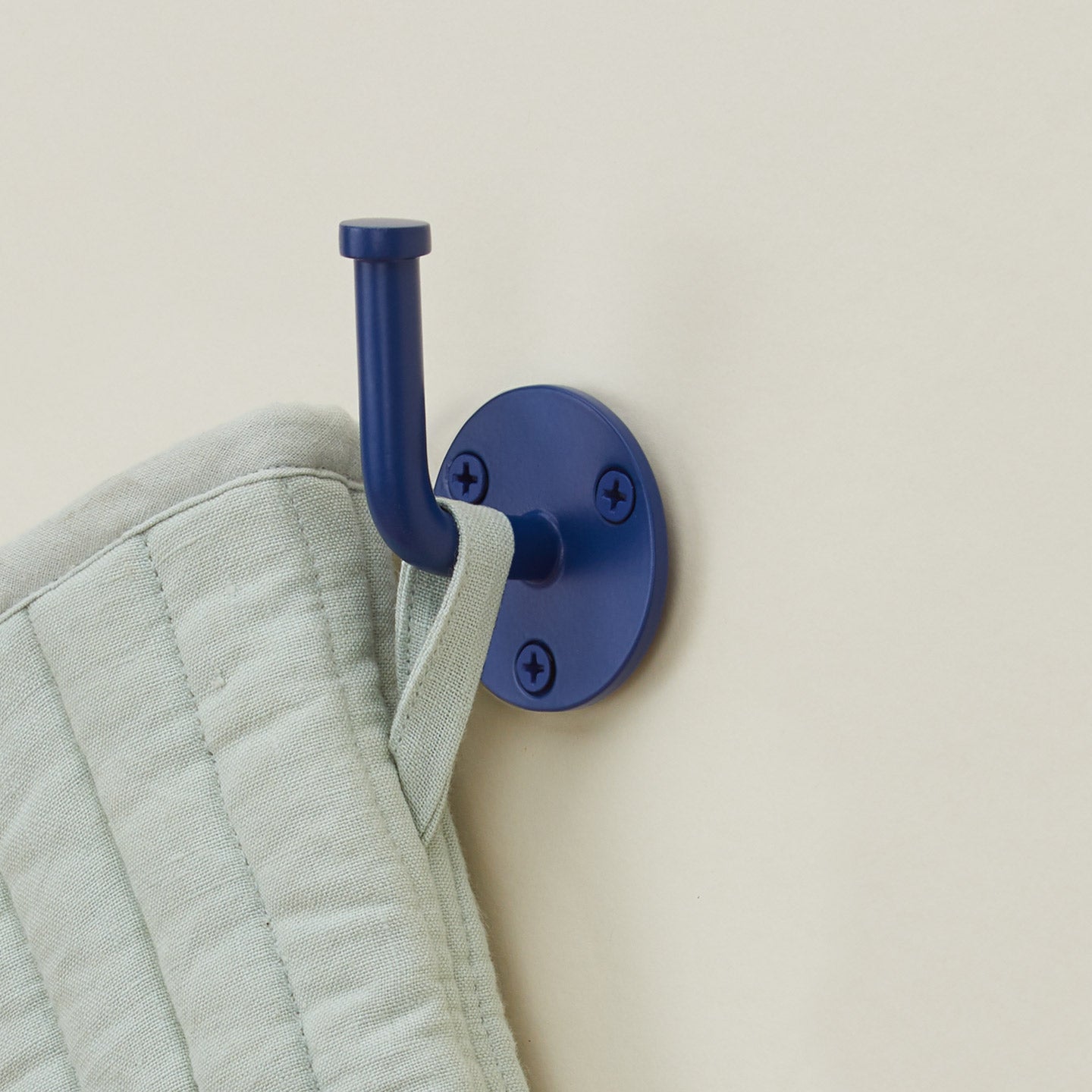 Essential hook in klein blue with pot holder