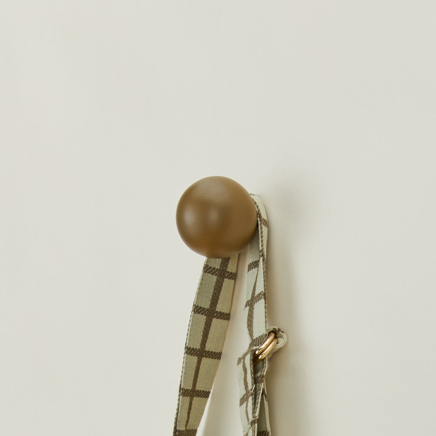 Essential sphere hook in olive with hanging tote bag