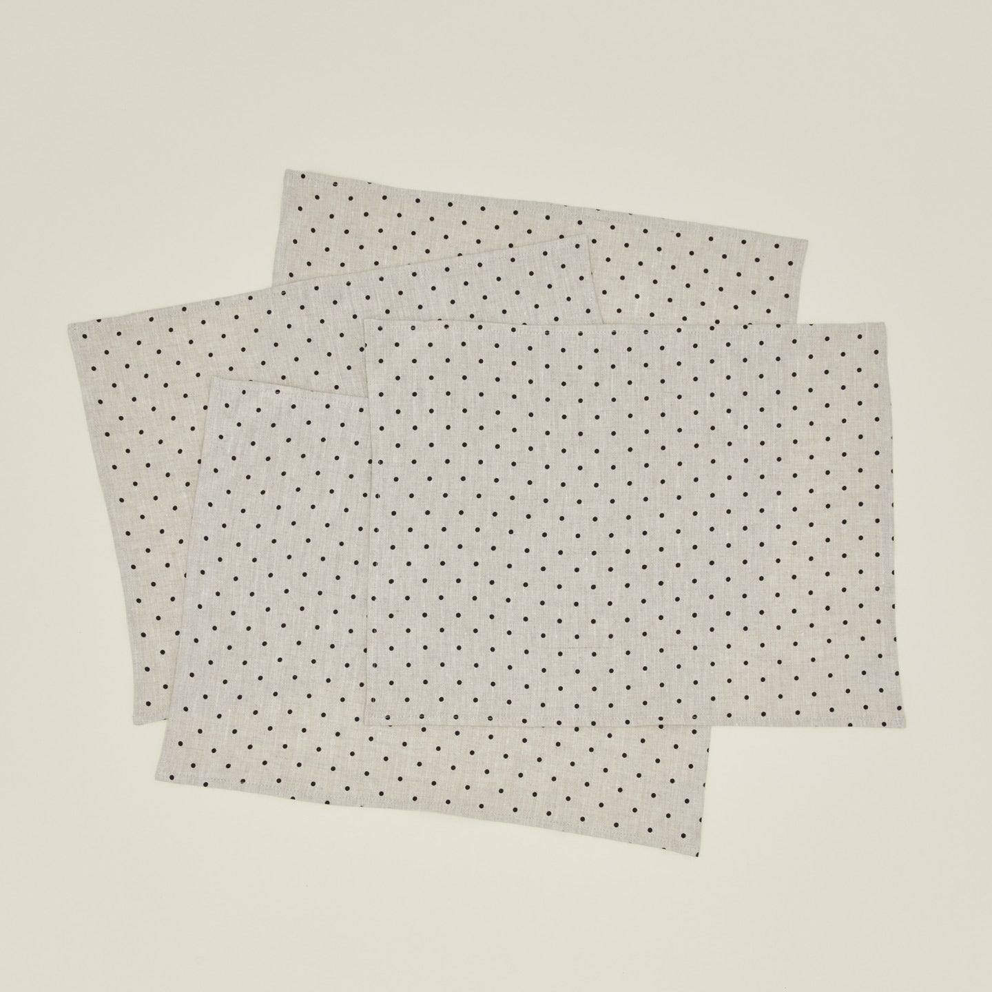 Dot linen placemat in flax and black dot