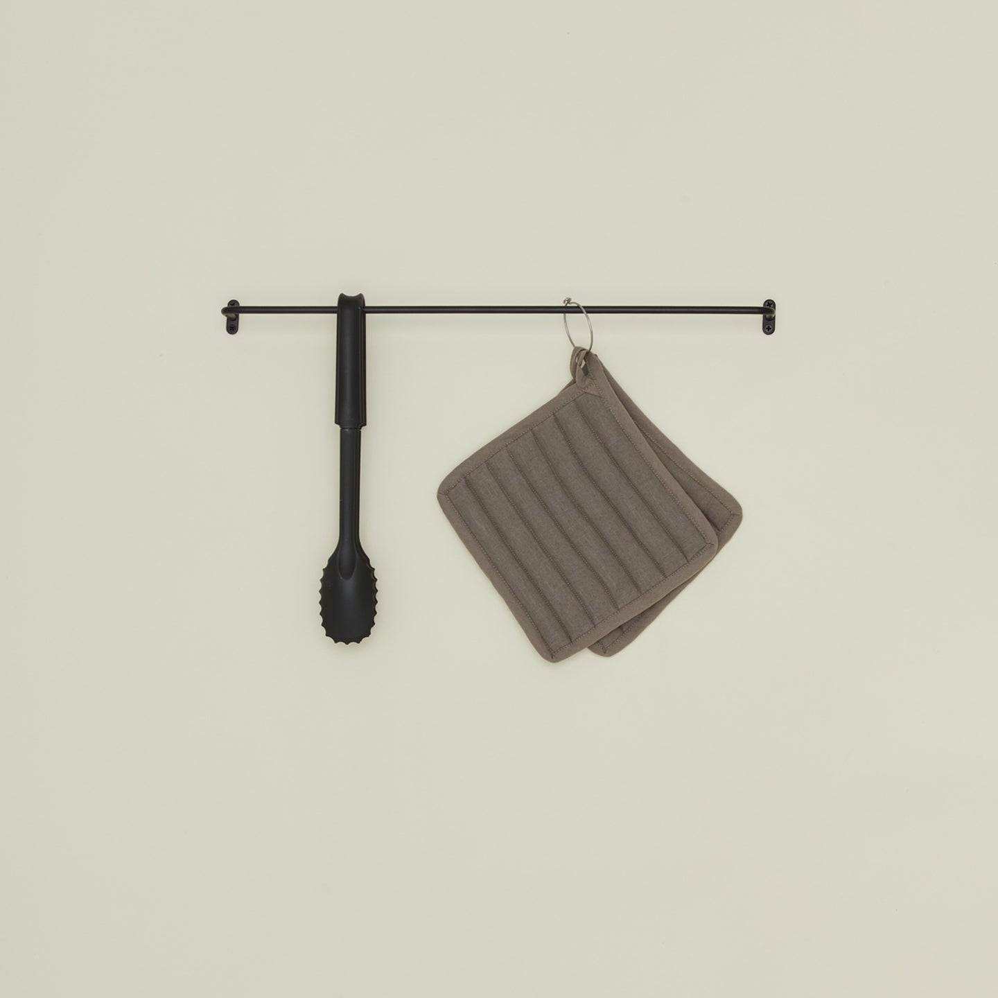 Medium towel bar with spoon and potholders