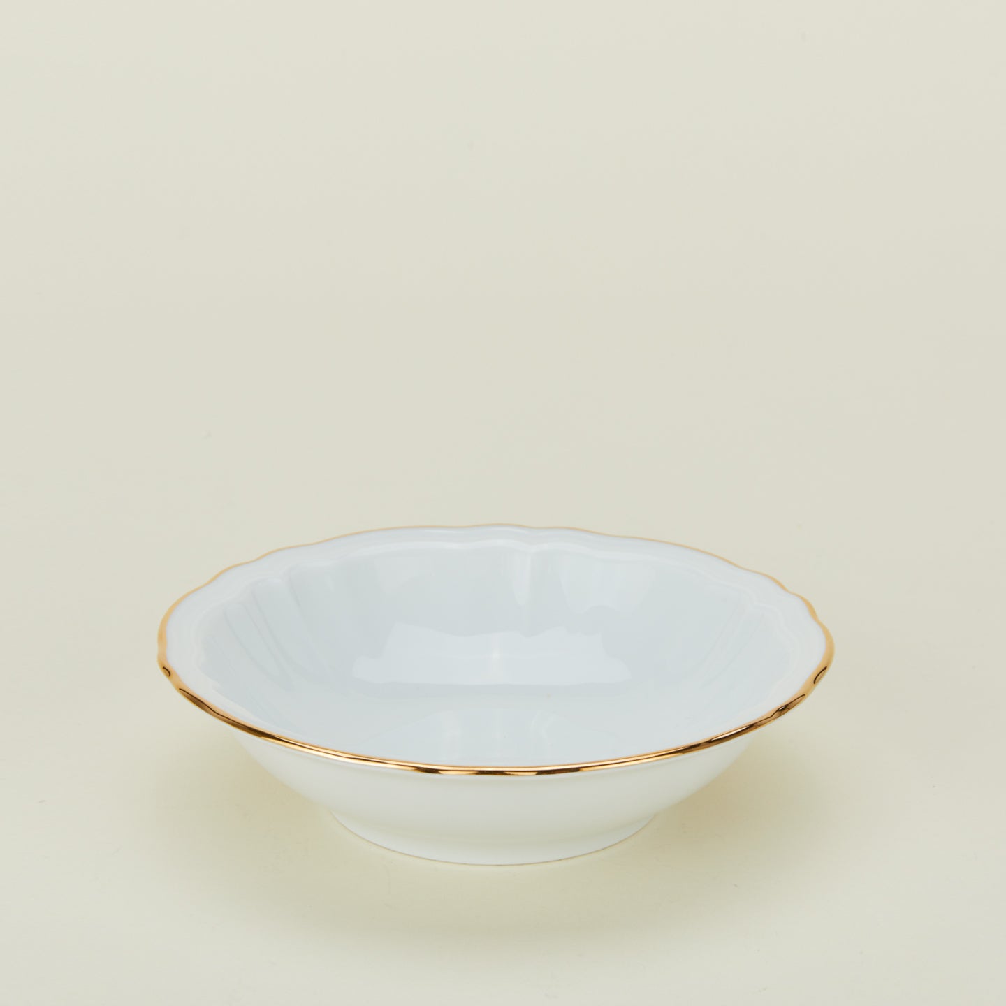 Ginori fruit bowl in white with gold rim
