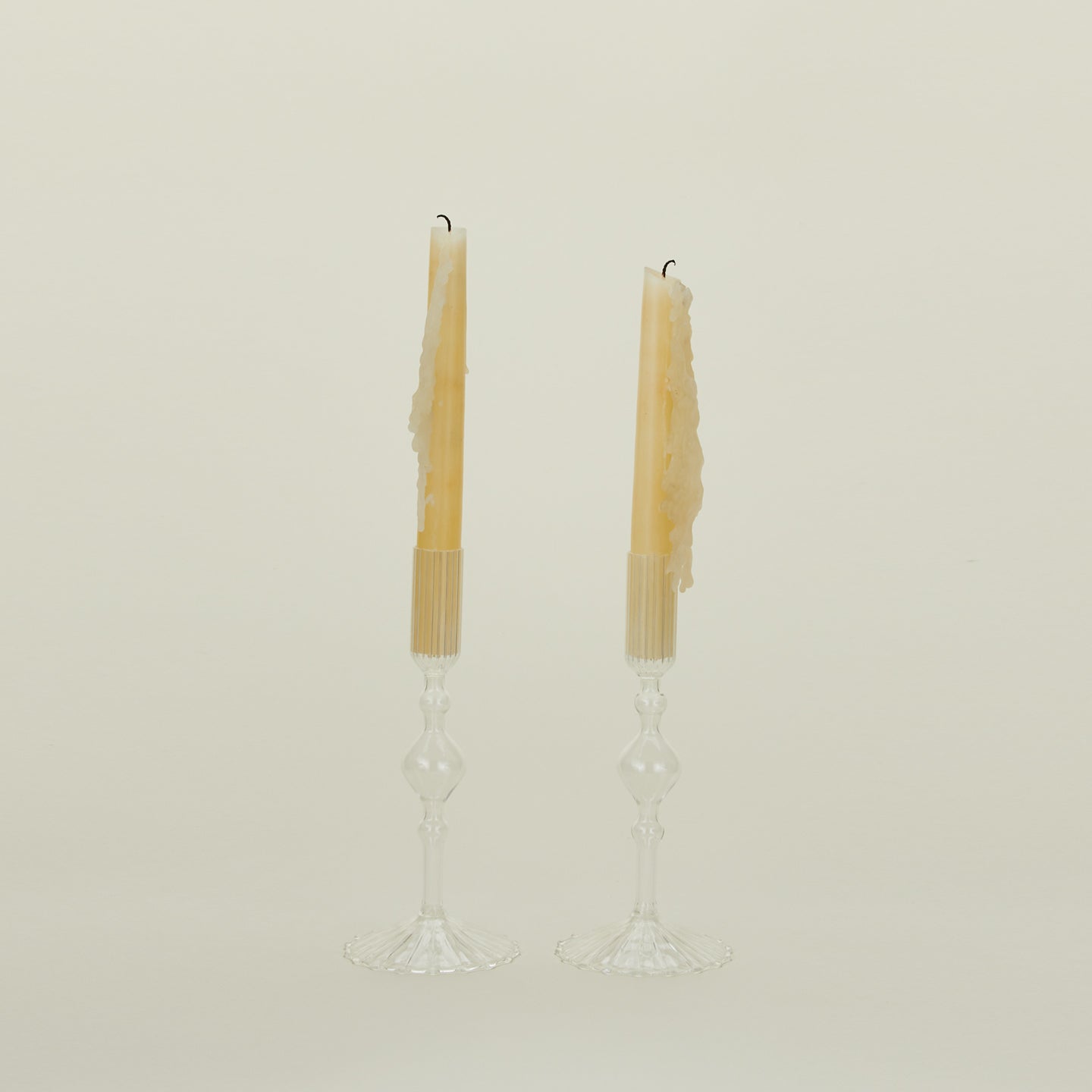 Pleated candle holders in clear with tapers