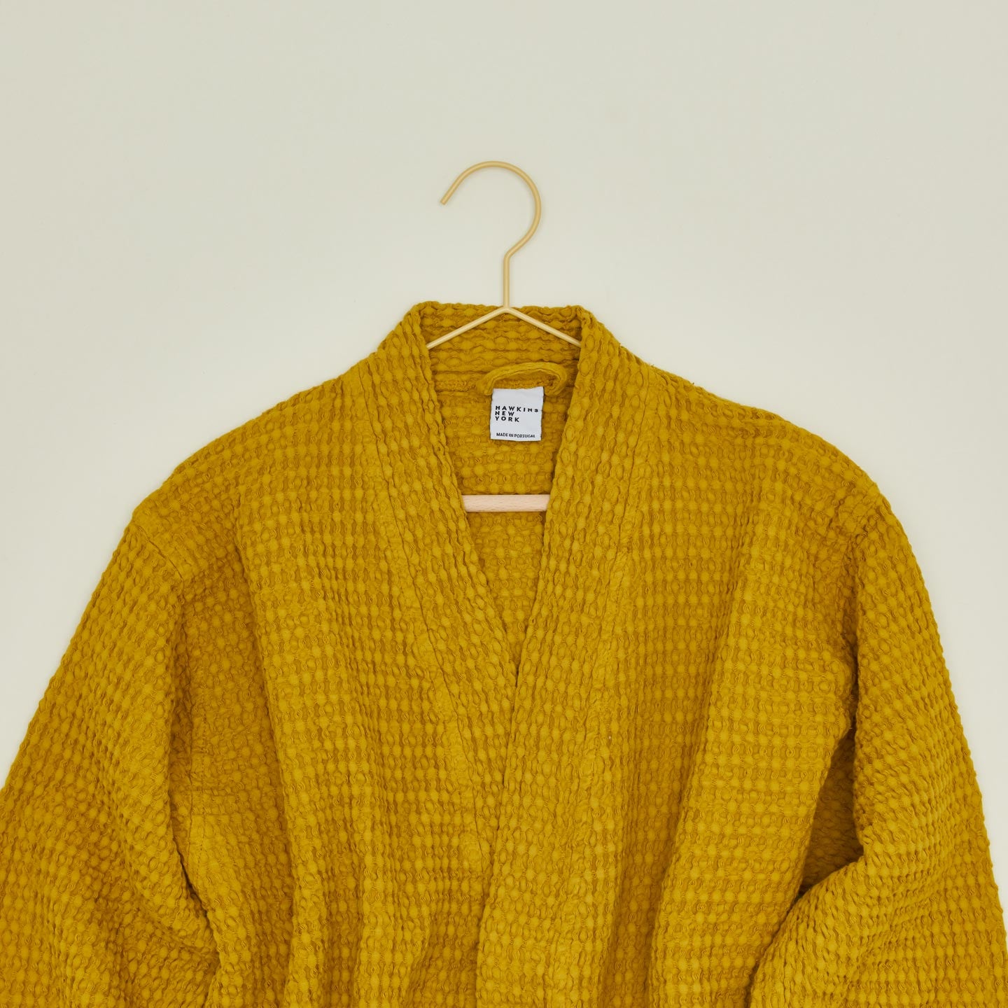 Top hanger in butter with robe