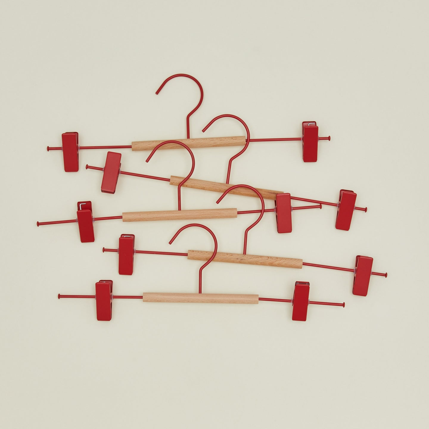 Clip hangers in poppy