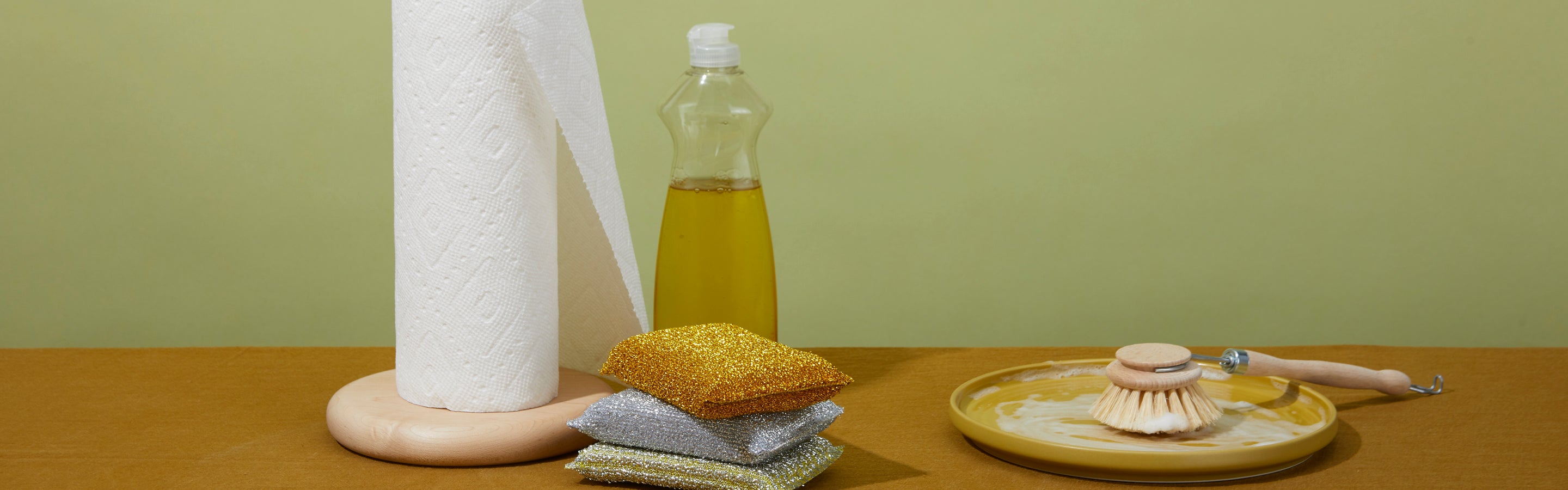 Cleaning products: sponges, scrubber and paper towels. 