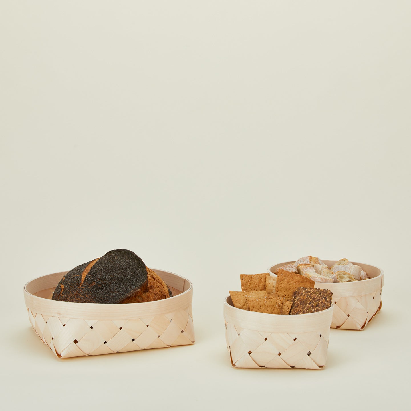 Verso bread basket family with bread