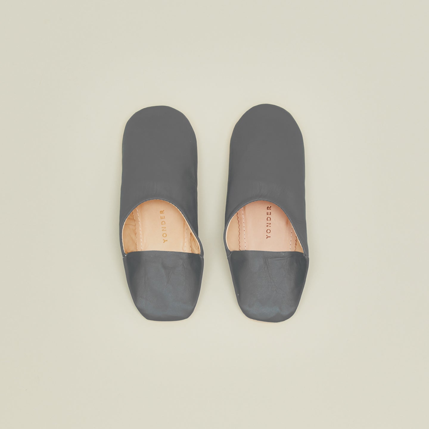 Yonder Leather slippers in gray.