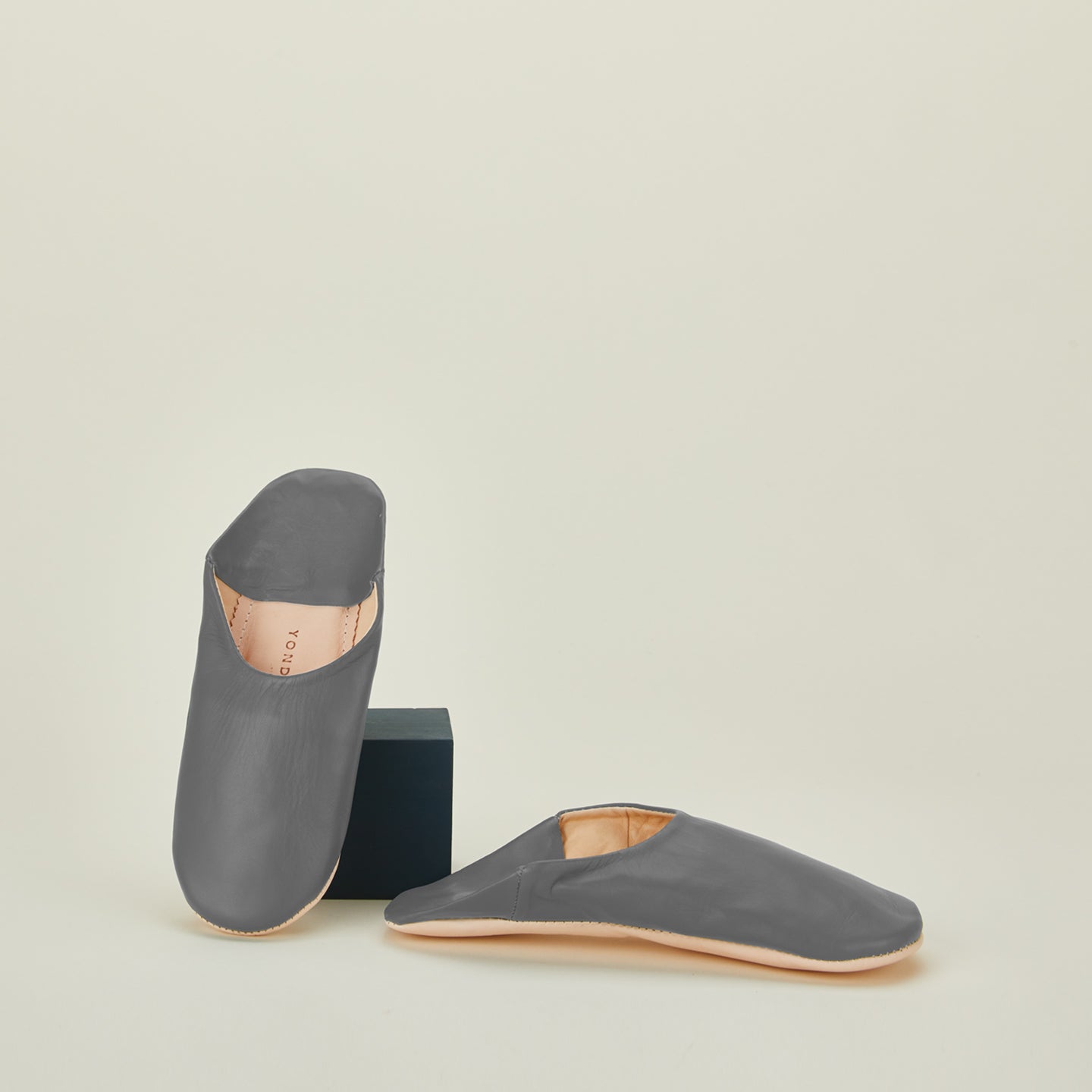 Yonder Leather slippers in gray.